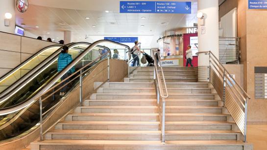 hall d'entrée où se trouve l'accueil de la Clinique Saint-Jean à Bruxelles