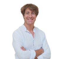 Dr Maxime Servaes, chirurgien plasticien à la Clinique Saint-Jean à Bruxelles